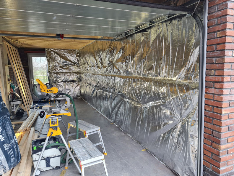Isolatiefolie aanbrengen in garage Broek op Langedijk #dakisolatie #zolderisolatie #isolatie #besparen #energierekening