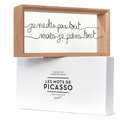 Les mots de Picasso
-
Je ne dis pas tout mais je peins tout.
-
Les mots du Maître sculptés
Fil de fer, cadre en hêtre
11 x 22 cm
Edition limitée à 50 par phrase
Chaque sculpture est signée, numérotée et livrée dans un coffret blanc avec un certificat d’authenticité
Autorisé par Picasso administration @ Succession Picasso, Paris, 2015