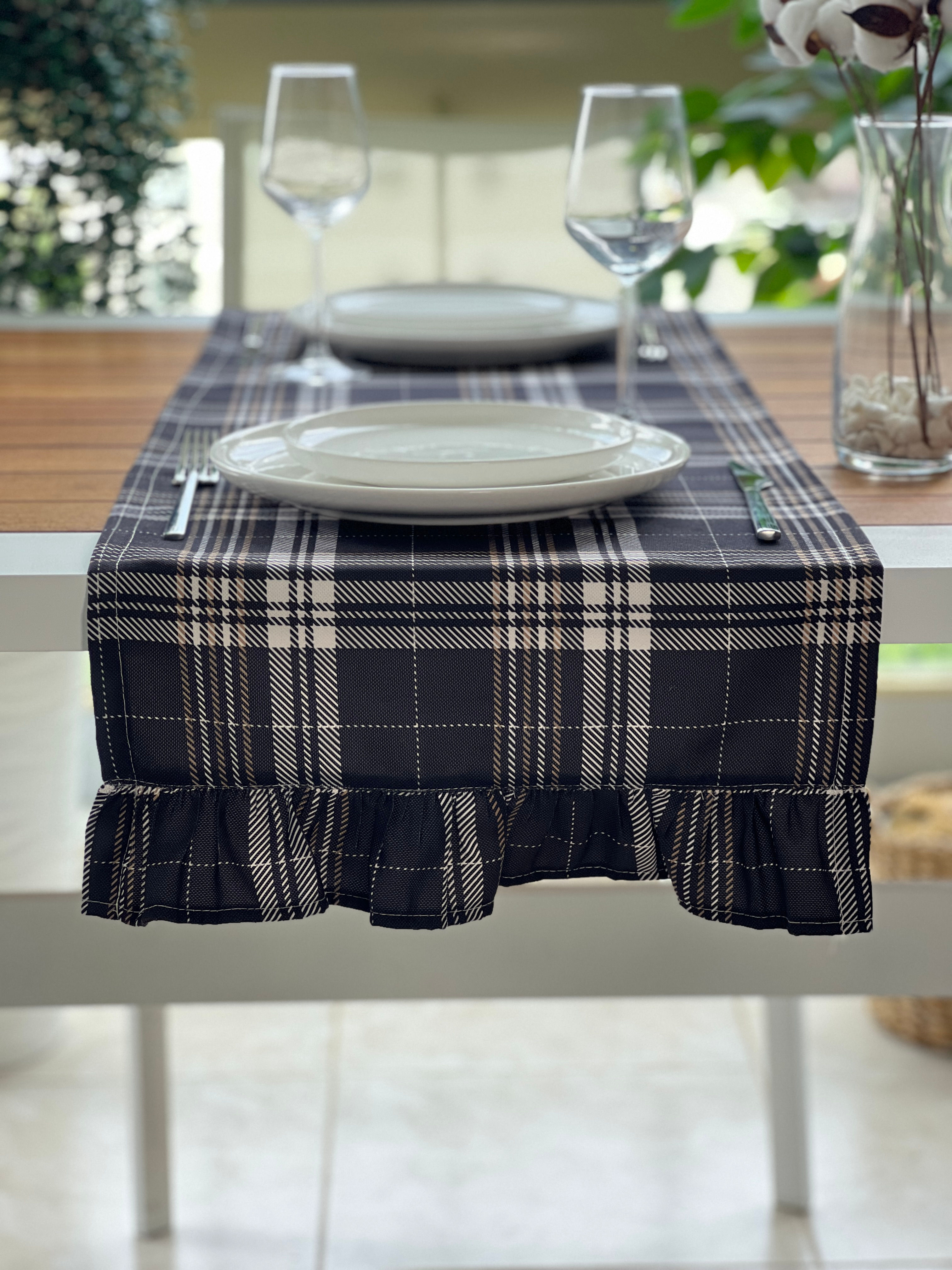 Siyah Ekose Desen Fırfırlı Runner Örtü