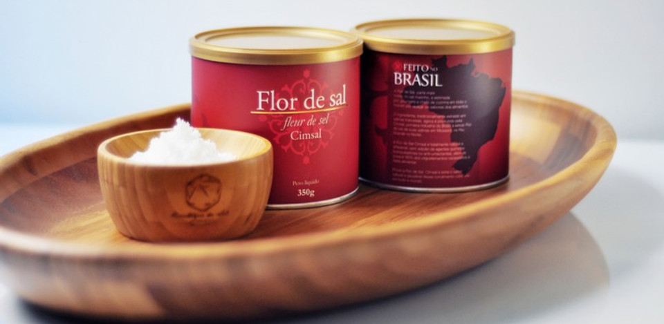 Latas de Flor de Sal Cimsal em uma tábua de bamboo