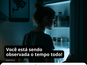 Pessoa abrindo a geladeira sendo observada