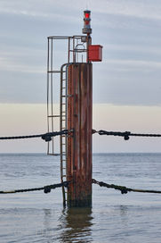 Foto | Bild: Molenfeuer auf einer Dalbe kennzeichnen die Einfahrt zum Yachthafen bei Cuxhaven.
Format: JPG | 4312 x 6468 px
