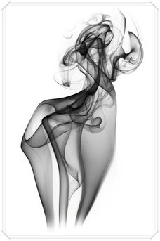 Foto: Schwarzer Rauch auf weißem Hintergrund.
Bildgröße: 6000 x 9000 px