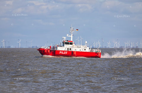 Foto | Bild: Das Lotsenversetzschiff "Pilot Groden", MMSI 211545300, auf der Elbe bei Otterndorf.
Format: JPG | 6576 x 4305 px