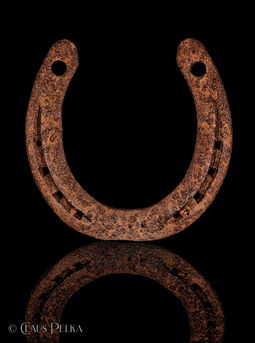 Foto | Bild: Rostiges Hufeisen auf schwarzem Hintergrund.
Format: JPG | 5028 x 6740 px