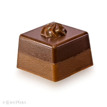 Foto | Bild: Praline | gefüllte Schokoladenpraline auf weißem Hintergrund.
Format: JPG | 8000 x 8000 px