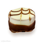 Foto | Bild: Praline | Schokoladenpraline mit Marzipan auf weißem Hintergrund.
Format: JPG | 8000 x 8000 px