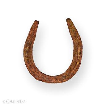 Foto | Bild: Rostiges Hufeisen auf weißem Hintergrund.
Format: JPG | 6900 x 6900 px