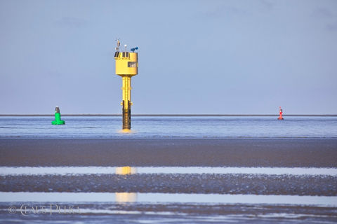 Foto | Bild: Die Multiparameter-Messstation und das Fahrwasser der Elbe, welches durch die grüne Steuerbordtonne und der roten Backbordtonne markiert ist, bei Otterndorf.
Format: JPG | 6619 x 4412 px