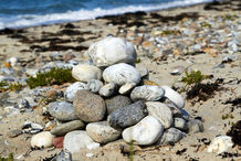 Foto | Bild: Steine und dekorativer Steinhaufen am Strand.
Format: JPG | 5184 x 3456 px