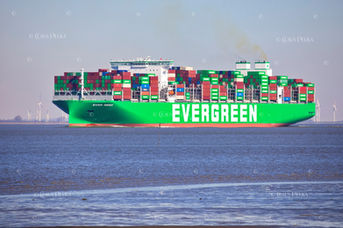 Foto | Bild: Das Containerschiff Evergreen "Ever Mega", IMO 9935260, MMSI 563229400 auf der Elbe.
Format: JPG | 6510 x 4338 px