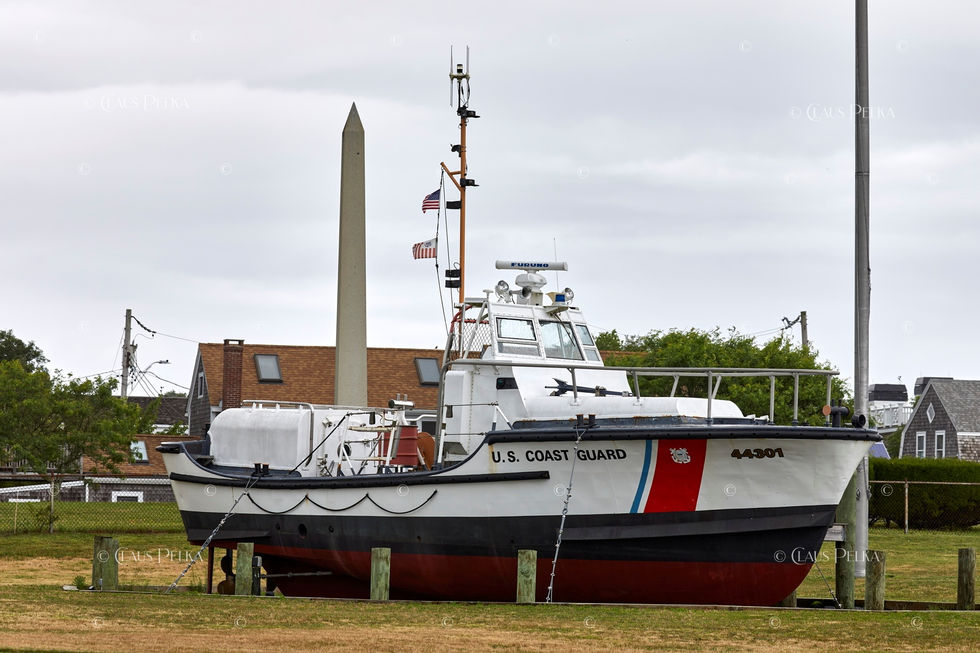Foto | Bild: Seenotrettungskreuzer / U.S. Coast Guard 44301 am Chatham Lighthouse auf Cape Cod.
