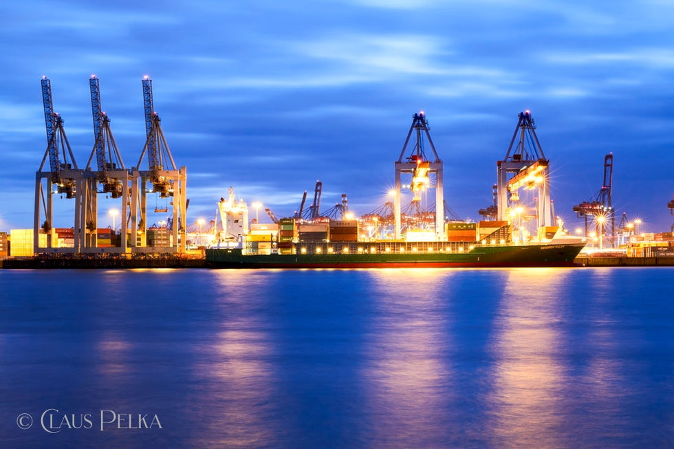 Container Hafen Waltershof in der Blauen Stunde und dem Container Schiff "Heinrich Ehler" an der Kaimauer.