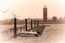 Foto | Bild: Blick auf den Yachthafen Cuxhaven und dem Hamburger Leuchtturm bei der "Alten Liebe" im Spätherbst.
Format: JPG | 8688 x 5795 px