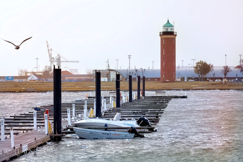 Foto | Bild: Blick auf den Yachthafen Cuxhaven und dem Hamburger Leuchtturm bei der "Alten Liebe" im Spätherbst.
Format: JPG | 8688 x 5792 px