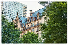Bildgröße: 8495 x 5663 px
Foto: New York - "The Dakota" (Dakota Building), ein exklusives Apartmenthaus in Manhattan in New York City an der Kreuzung W 72nd Street / Central Parl W. Hier wurde John Lennon am 8. Dezember 1980 vor seinem Apartment im Dakota Building ermordet.