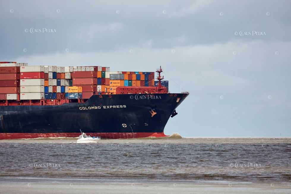 Foto | Bild: Das Containerschiff Hapag-Lioyd "Colombo Express", IMO 9295244, MMSI 636093167 auf der Elbe.