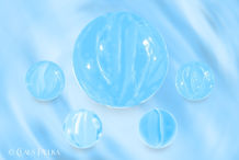 Foto | Bild: Glaskugeln auf blau - weißem Hintergrund.
Format: JPG | 9000 x 6000 px