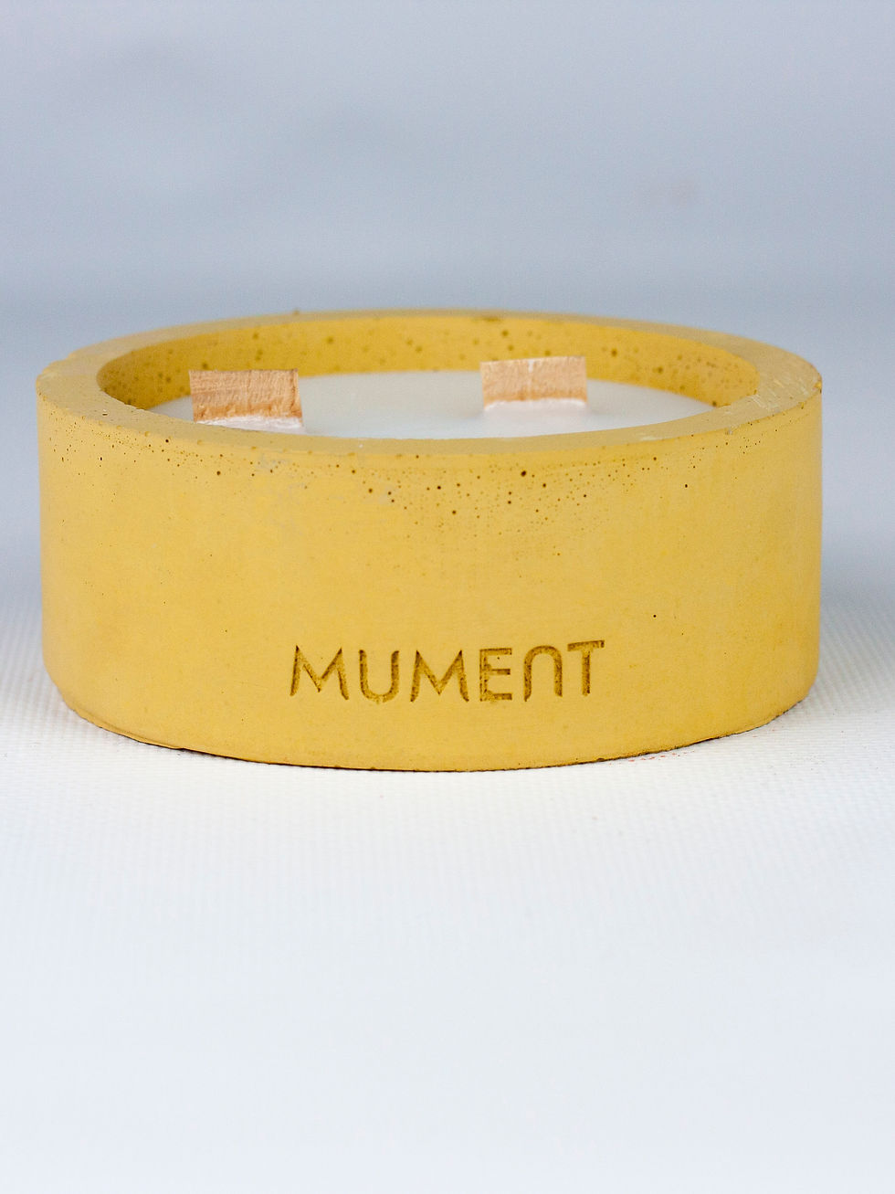Conc Serisi Pudra Kokulu Mum, Ahşap Fitilli Geniş Beton Mum Sarı