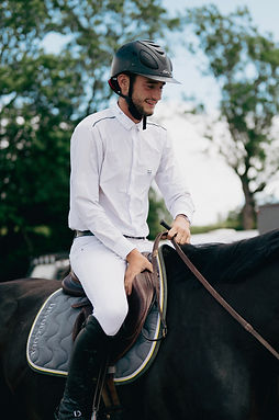 un cavalier a cheval
