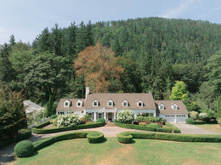 The stunning front manicured gardens of Fox Hollow Farm