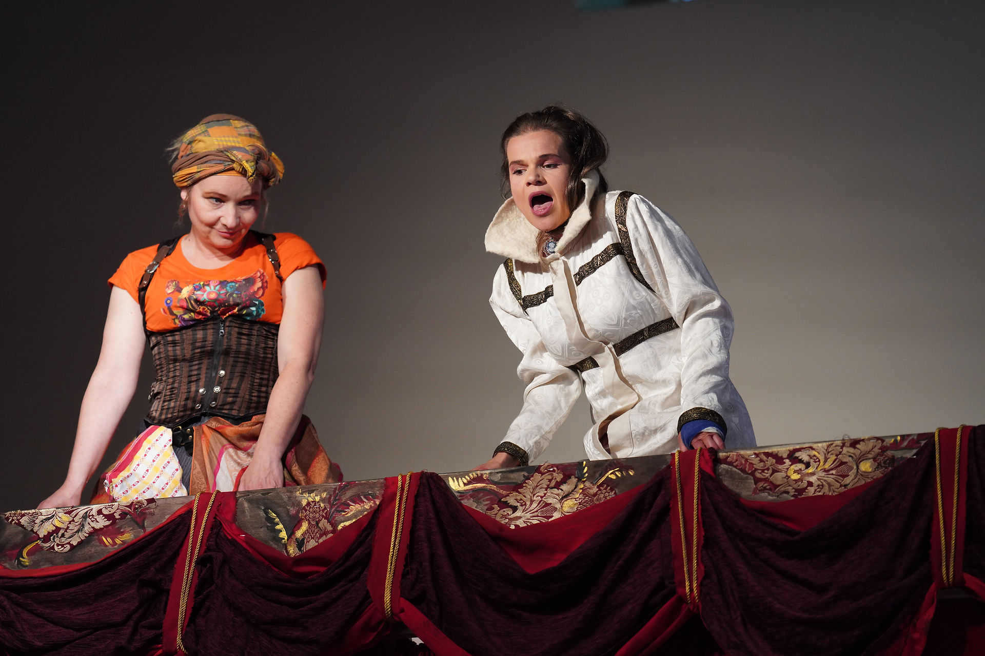 Corinna Horn und Franziska Krol in „Amphitryon‟ in der Koserow (Foto: Matthias Gründling)