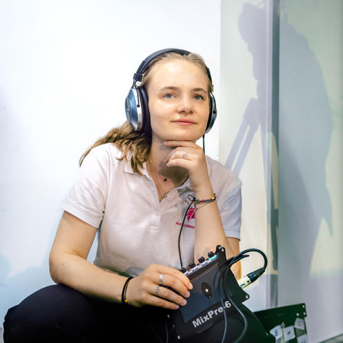 Mitarbeiterin nimmt Audioaufnahmen auf