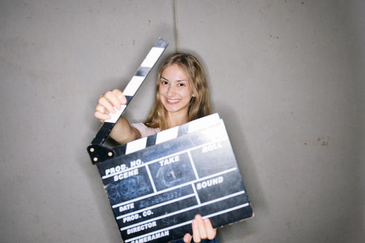 Lisa Yakovlieva hält eine Filmklappe