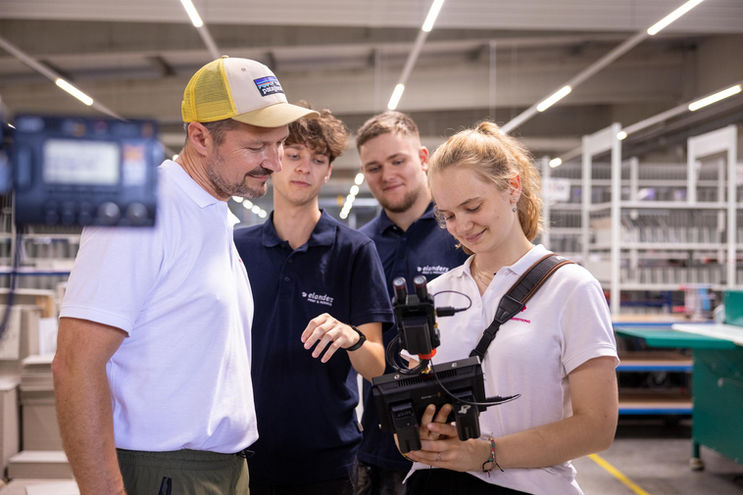 Die Filmcrew von Huckleberryking zeigt den Azubis von Elanders das Gefilmte Material
