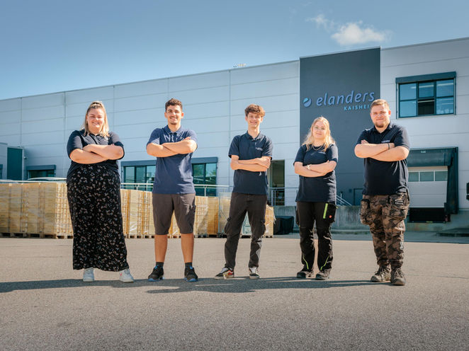 Foto von Azubis vor dem Elanders-Gebäude