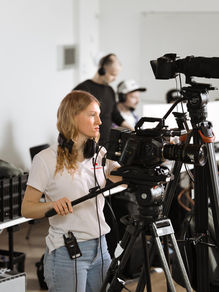 Mitarbeiterin bei der Kameraführung eines Live-Streams