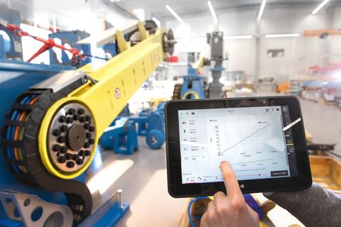 Roboterarm wird von einem Tablet gesteuert