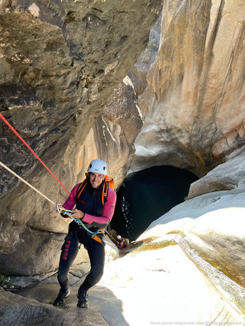Descente en rappel dans le Canyon de fleurs jaunes intégral