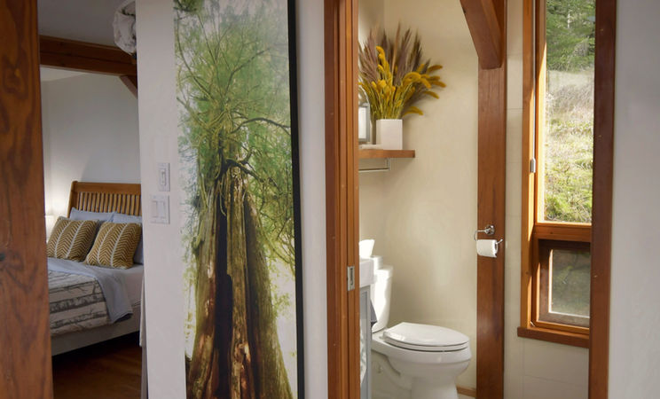 professional photoshoot of vacation homes and airbnb on vancouver island by owner of fotorando pascale isabelle navarro interiors and homes photography