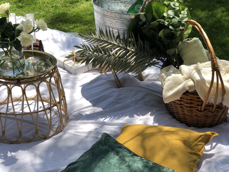HOSTING A ROMANTIC SPRING PICNIC