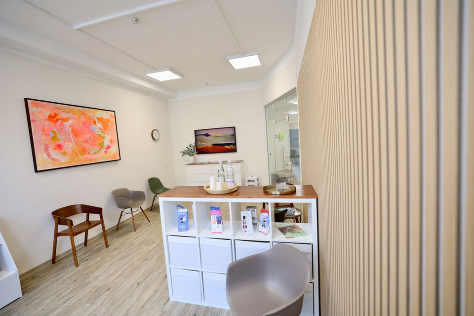 Wartezimmer, Blick vom Fenster aus Richtung Eingang.