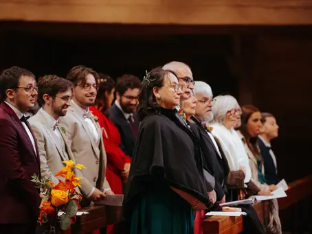 Groupe de proches écoutant attentivement une cérémonie de mariage, capturés sur le vif lors d’un reportage photo naturel et émotionnel.