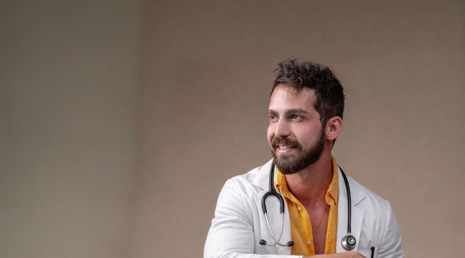 Médico sorridente com jaleco branco_edit