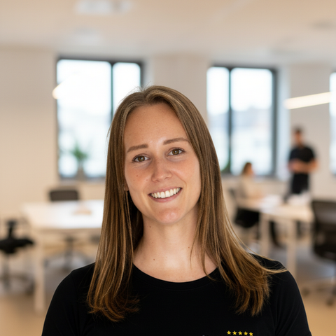 Joanna, Online Marketing Managerin bei StudyCheck Köln, freundliches Portrait einer Frau im Büro