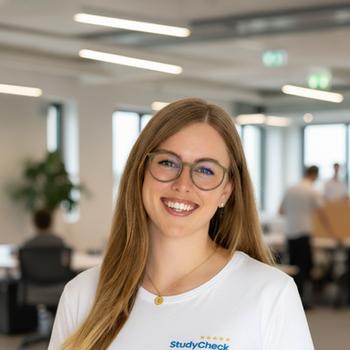 Elaine, Account Managerin bei StudyCheck Köln, professionelles Portrait einer Frau mit freundlichem Lächeln im Büro