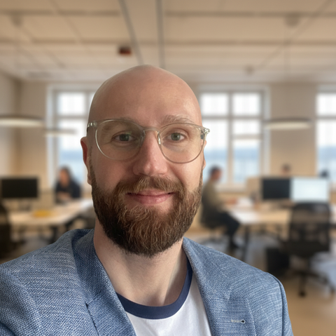 Ricardo, Teamlead Sales bei StudyCheck Köln, professionelles Portrait eines Mannes im modernen Büroumfeld