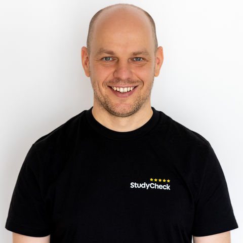 Portrait von Oliver, Product Teamlead bei StudyCheck, vor hellem Hintergrund.