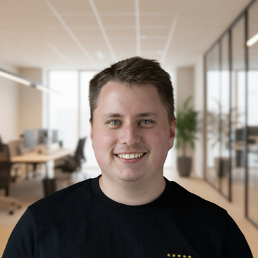 Timon, Fullstack Entwickler bei StudyCheck Köln, fokussiertes Portrait eines Mannes im Tech-Umfeld
