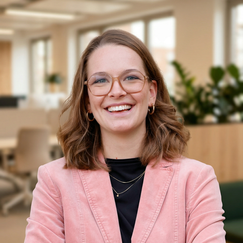 Leatitia, Werkstudentin im Customer Care bei StudyCheck Köln, Portrait einer jungen Frau im Büro