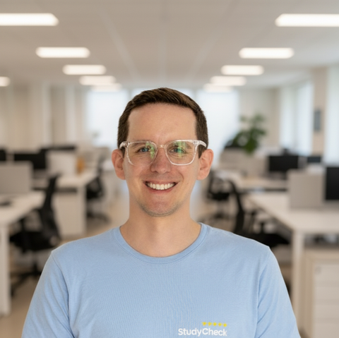 Daniel, Senior Customer Success Manager bei StudyCheck Köln, freundliches Portrait eines Mannes im Büro
