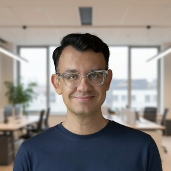 Jörn, Founder und CRO bei StudyCheck Köln, professionelles Portrait eines Mannes im Büro