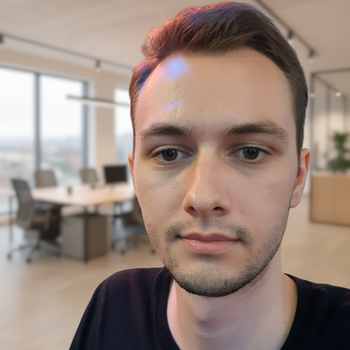 Yannik, Fullstack Entwickler bei StudyCheck Köln, fokussiertes Portrait eines Mannes im Tech-Arbeitsumfeld