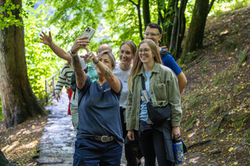 StudyCheck-Team macht ein Gruppen-Selfie beim Wandern