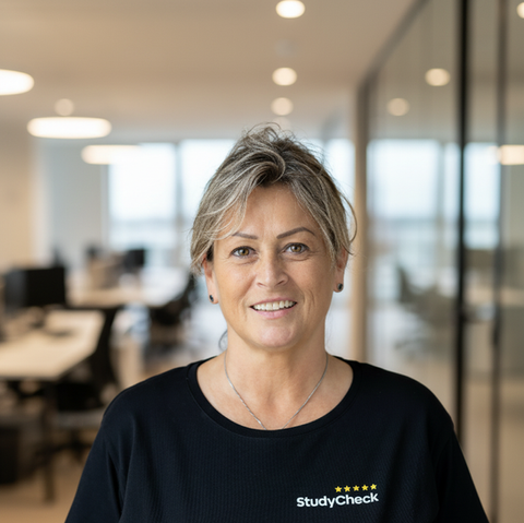Leylak, Sales Managerin bei StudyCheck Köln, freundliches Portrait einer Frau im Büroumfeld