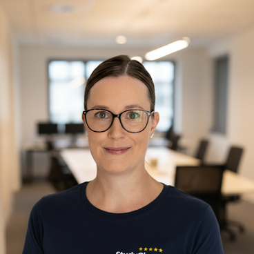 Stefanie, Senior Content Marketing Managerin bei StudyCheck Köln, Portrait im modernen Büro